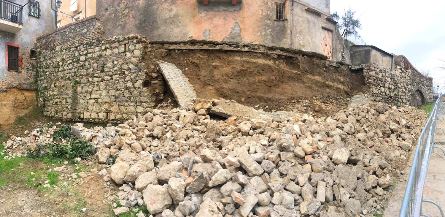 Il Muro crollato nel Rione Massa nella Città Storica di Cosenza