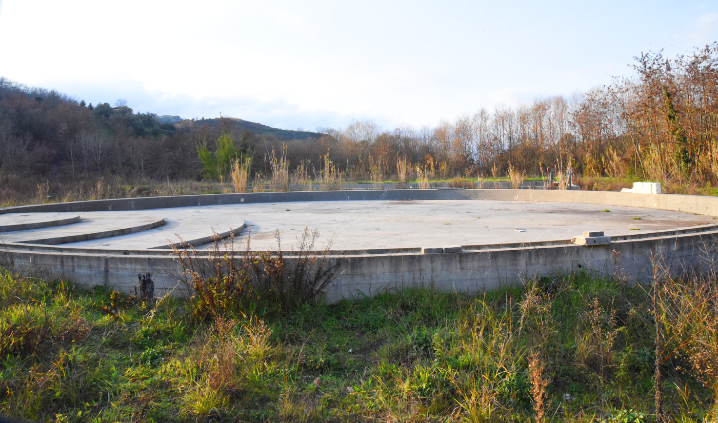 Parco Acquatico di Cosenza . Abbandonato alla devastazione dopo la sua inaugurazione