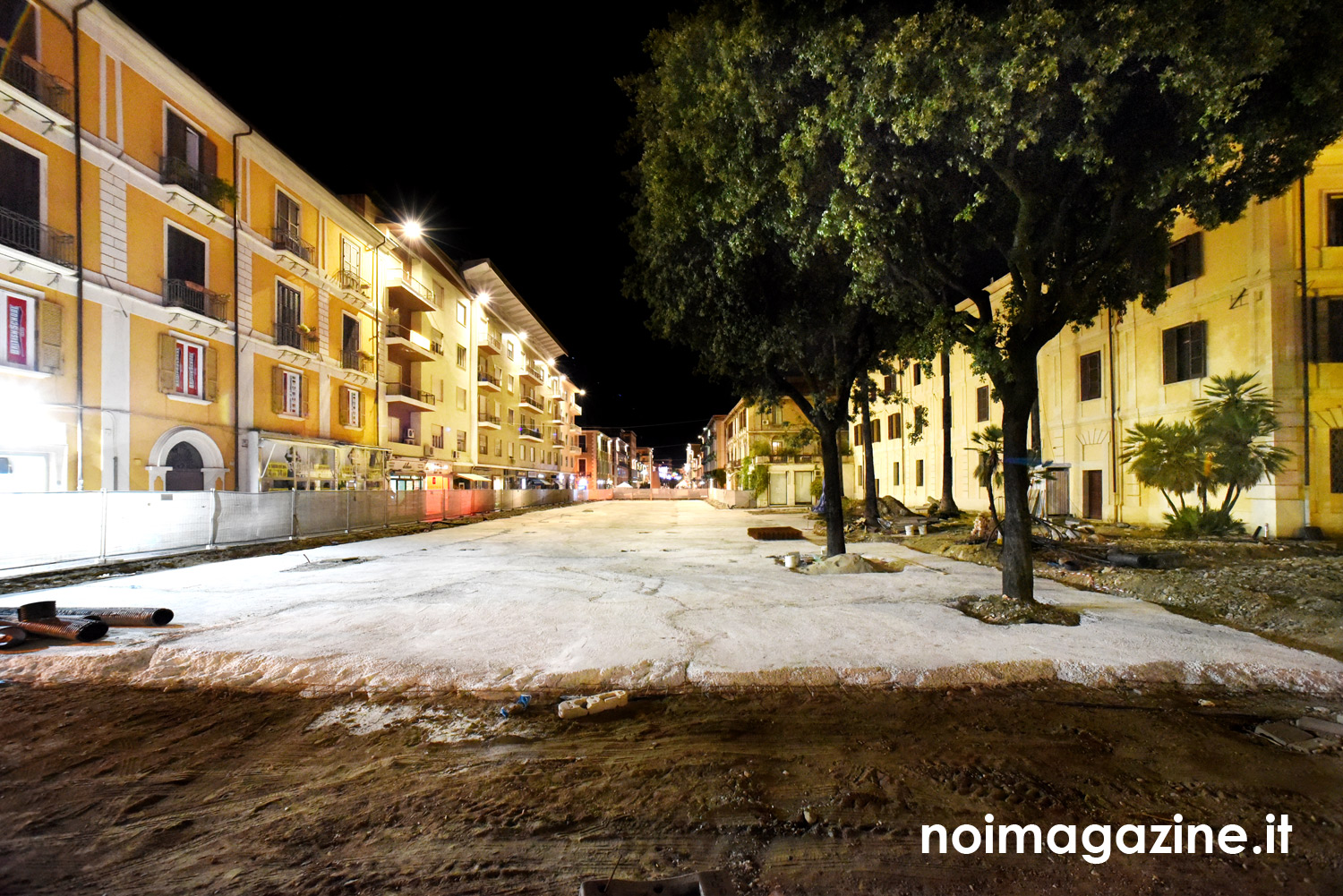 L'impressionante colata di cemento sul Corso Mazzini in una vista notturna