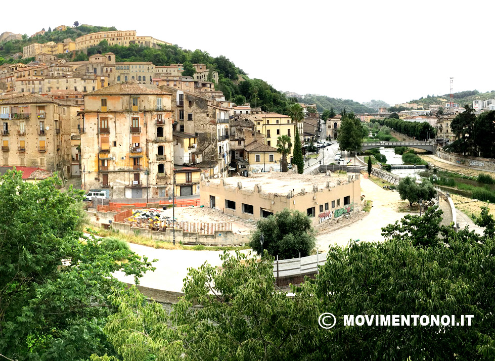 La Città storica di Cosenza - A destra, l'ex Jolly Hotel oggi