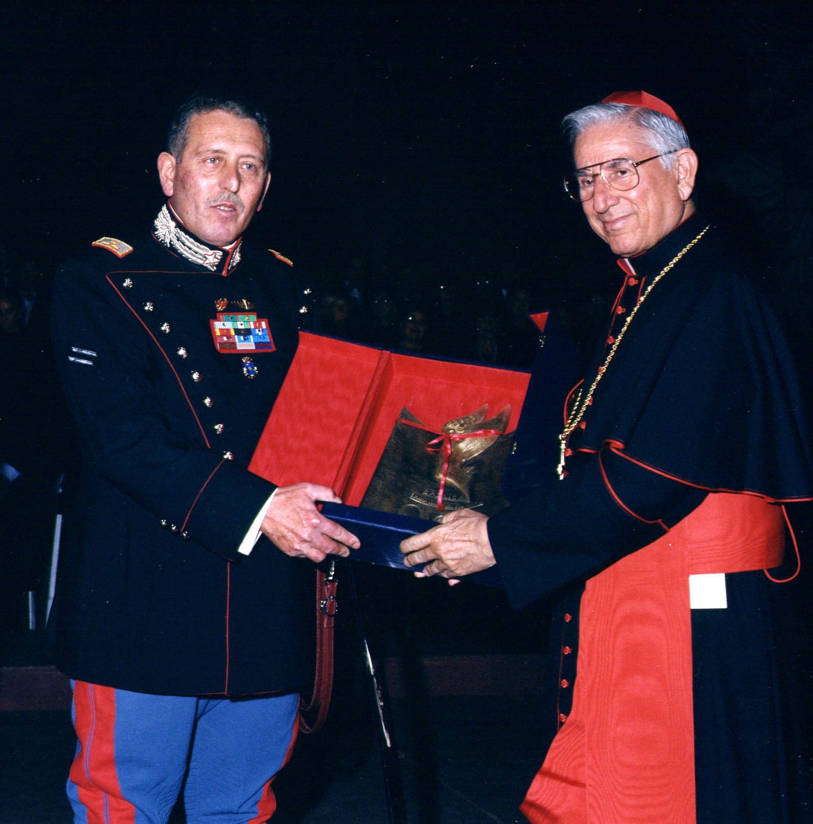 Premio Michelangelo - Roma -il Cardinale Darío Castrillón Hoyos consegna il riconoscimento al Capo della Guardia d'Onore del Qurinale 