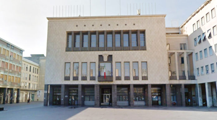 Cosenza, chi ha vergogna del suo Sindaco. Parla un dipendente comunale Il Palazzo del Comune di Cosenza