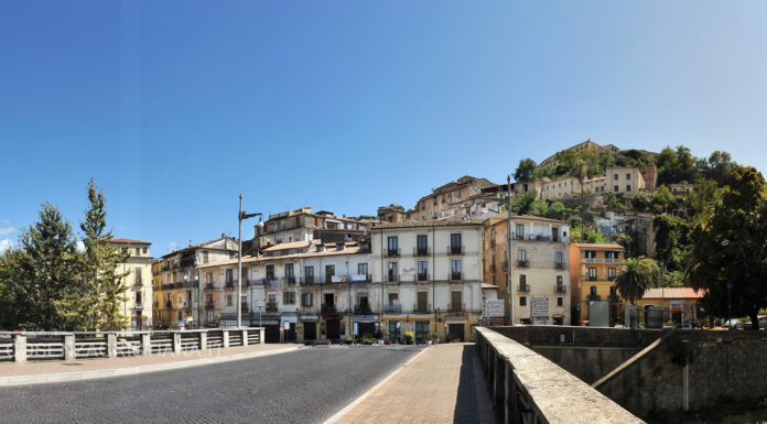 Cosenza, a Santa Lucia la “guerra tra poveri”. Ma è guerra per tutti Cosenza - Città Storica