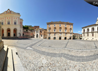 Movimento NOI scrive e il MiBAC risponde: Teatro Rendano è di “tradizione”. Ora, guerra a chi lo vuole degradare. Cosenza - Piazza XV Marzo - Il Teatro A. Rendano di Cosenza e la Biblioteca Civica