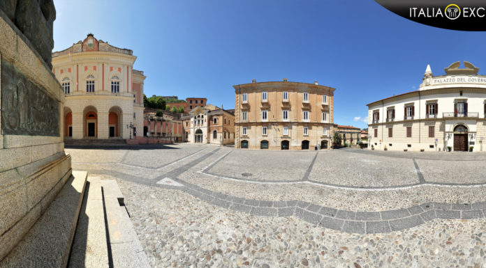 Movimento NOI scrive e il MiBAC risponde: Teatro Rendano è di “tradizione”. Ora, guerra a chi lo vuole degradare. Cosenza - Piazza XV Marzo - Il Teatro A. Rendano di Cosenza e la Biblioteca Civica