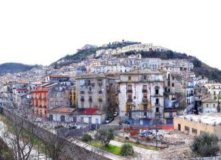 Movimento NOI: chi ha scritto i primi 6 Bandi di Gara del Comune di Cosenza per gli interventi del CIS Centro Storico? La Città Storica di Cosenza - a destra la semi demolizione dell'ex Jolly Hotel