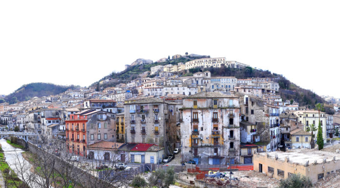 Movimento NOI: chi ha scritto i primi 6 Bandi di Gara del Comune di Cosenza per gli interventi del CIS Centro Storico? La Città Storica di Cosenza - a destra la semi demolizione dell'ex Jolly Hotel
