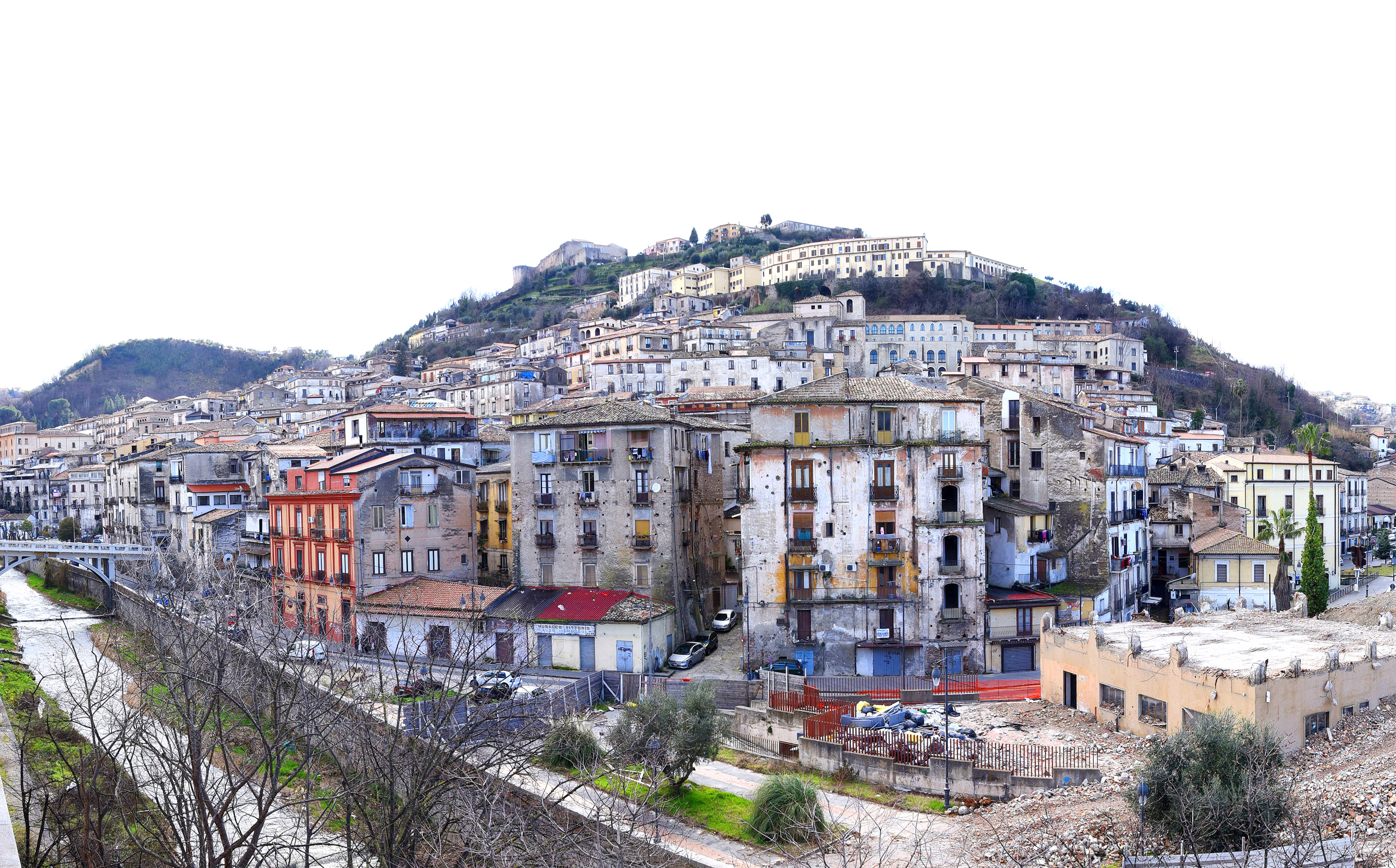 La Città Storica di Cosenza - a destra la semi demolizione dell'ex Jolly Hotel