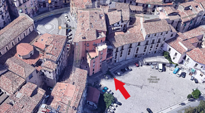 Cosenza, i cittadini: da mesi nel puzzo di fogna. “NOI” intervenga Piazza Vittime Civili di Guerra