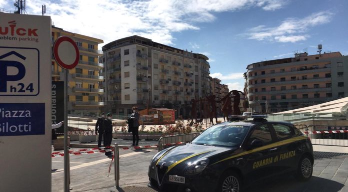 Cosenza, Piazza Bilotti: Guardia di Finanza e Polizia Municipale in azione per sequestro preventivo. piazza bilotti cosenza