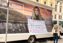 Censurata da Falcomatà perché contro l’aborto. Ha 23 anni. Il caso è nazionale. Anna Bonetti accanto al manifesto censurato dal sindaco di Reggio Calabria Falcomatà