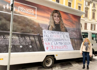 Censurata da Falcomatà perché contro l’aborto. Ha 23 anni. Il caso è nazionale. Anna Bonetti accanto al manifesto censurato dal sindaco di Reggio Calabria Falcomatà