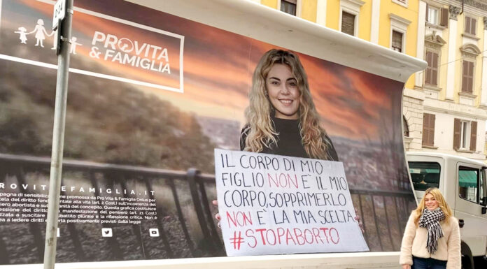 Censurata da Falcomatà perché contro l’aborto. Ha 23 anni. Il caso è nazionale. Anna Bonetti accanto al manifesto censurato dal sindaco di Reggio Calabria Falcomatà