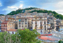 Licia Ronzulli a Cosenza: “città rigenerata con Occhiuto” e la rete si scatena contro Una panoramica della Città Storica di Cosenza abbandonata dalla politica locale