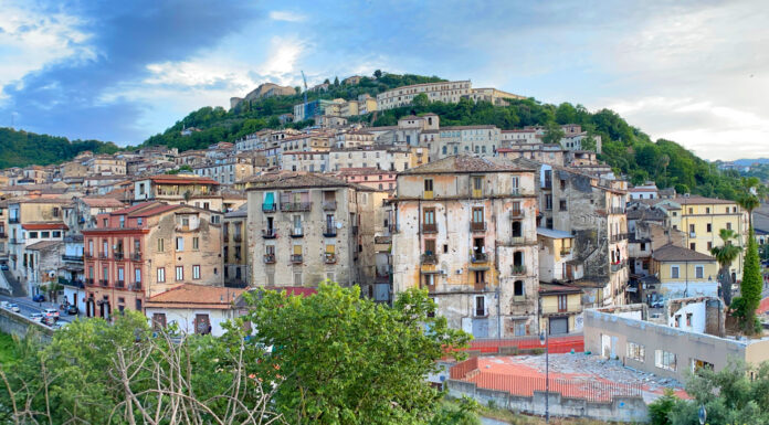 Licia Ronzulli a Cosenza: “città rigenerata con Occhiuto” e la rete si scatena contro Una panoramica della Città Storica di Cosenza abbandonata dalla politica locale