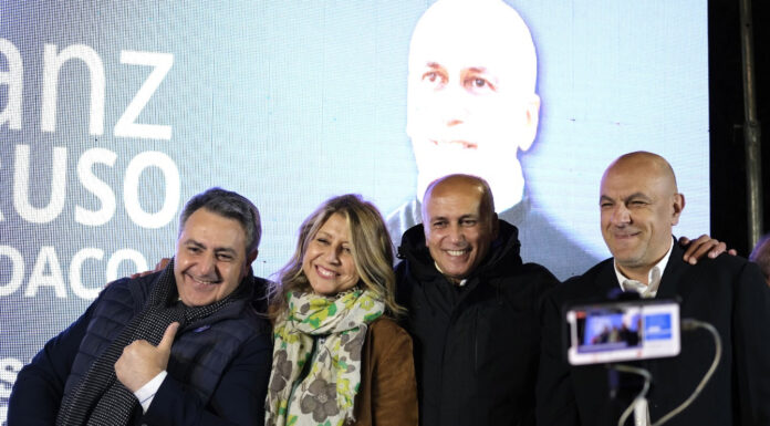 Ballottaggio a Cosenza: bagno di folla per Franz Caruso Sindaco. Ora tutti a votare Da sx: Fabio Gallo, Bianca Rende, Franz Caruso, Francesco De Cicco