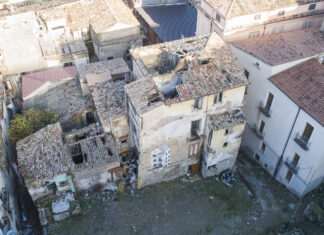 Cosenza, il Quartiere Santa Lucia chiama ma nessuno risponde. Degrado e rischi per la salute Crolli Centro STorico di Cosenza - CIS Centro Storico