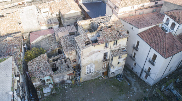 Cosenza, il Quartiere Santa Lucia chiama ma nessuno risponde. Degrado e rischi per la salute Crolli Centro STorico di Cosenza - CIS Centro Storico