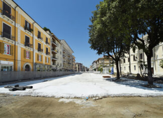 Bomba d’acqua a Cosenza. Un fiume di acqua su un fiume di cemento. La Città non respira. Cementificazione massiva di Corso Mazzini a Cosenza