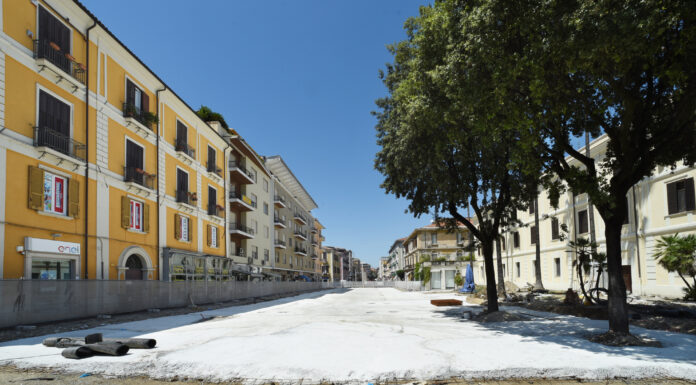 Bomba d’acqua a Cosenza. Un fiume di acqua su un fiume di cemento. La Città non respira. Cementificazione massiva di Corso Mazzini a Cosenza
