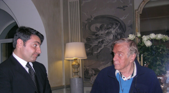 Nanismo politico del Comune di Cosenza perde i fondi del Teatro di tradizione. Niente “grande stagione lirica” di un tempo. Ecco perché. Fabio Gallo con Franco Zeffirelli in una pausa di lavoro