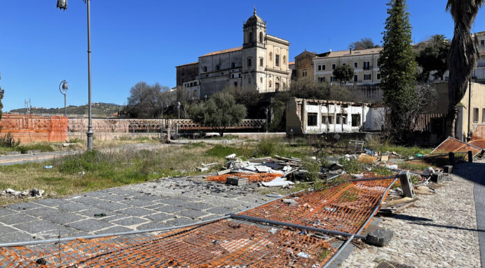 Movimento NOI denuncia: da mesi cantiere ex Jolly Hotel discarica a cielo aperto. ex-jolly-hotel-franz-caruso sindaco di cosenza 6