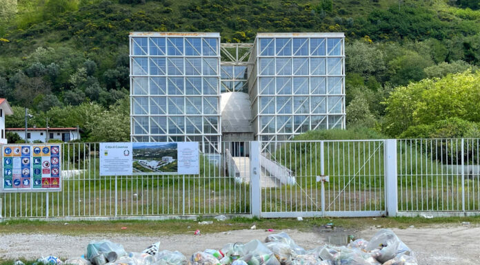 Cosenza, il Planetario “dalle stelle alle stalle” simbolo della crisi umana e politica del Sud Il Planetario di Cosenza abbandonato dopo l'inaugurazione