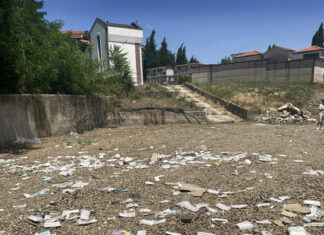 A Cerisano migliaia di mascherine chirurgiche sparse accanto al Cimitero Cimitero di Cerisano - foto tratta dalla pagina facebook di Ennio Marano
