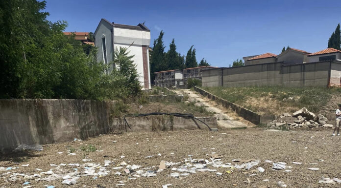 A Cerisano migliaia di mascherine chirurgiche sparse accanto al Cimitero Cimitero di Cerisano - foto tratta dalla pagina facebook di Ennio Marano